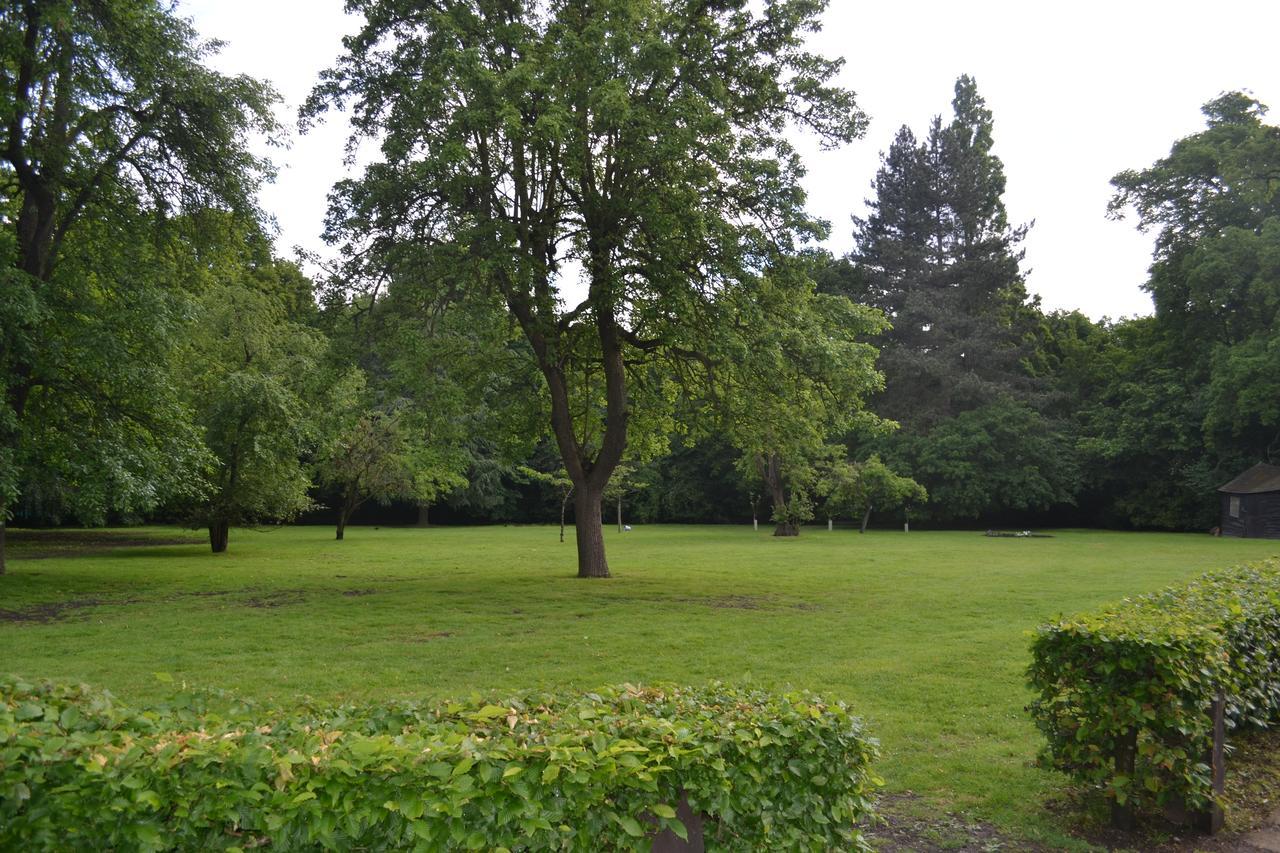Gilwell Park Hotel Chingford Exterior photo